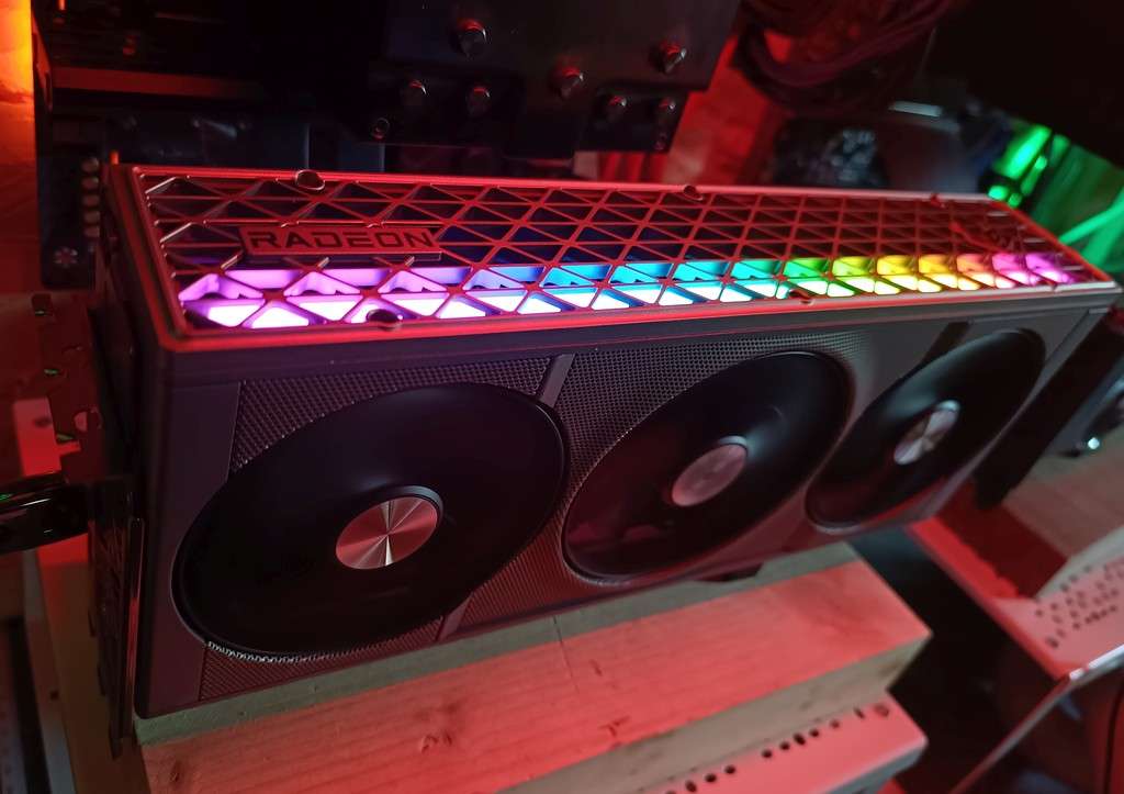 Sapphire RX 9070 XT FurMark 压力测试